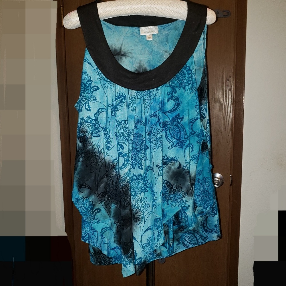 Black and blue sleeveless blouse